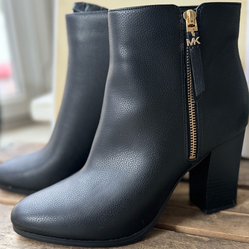 NIB MICHAEL Michael Kor Black Britt Ankle Boot